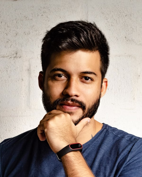 Hombre sonriendo, paciente del programa de salud masculina Revix
